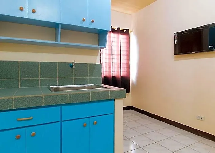 Reddoorz @ Caberto Mansion De Condotel فندق *