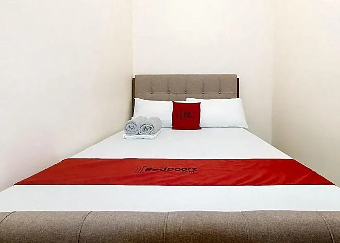Reddoorz @ Caberto Mansion De Condotel فندق